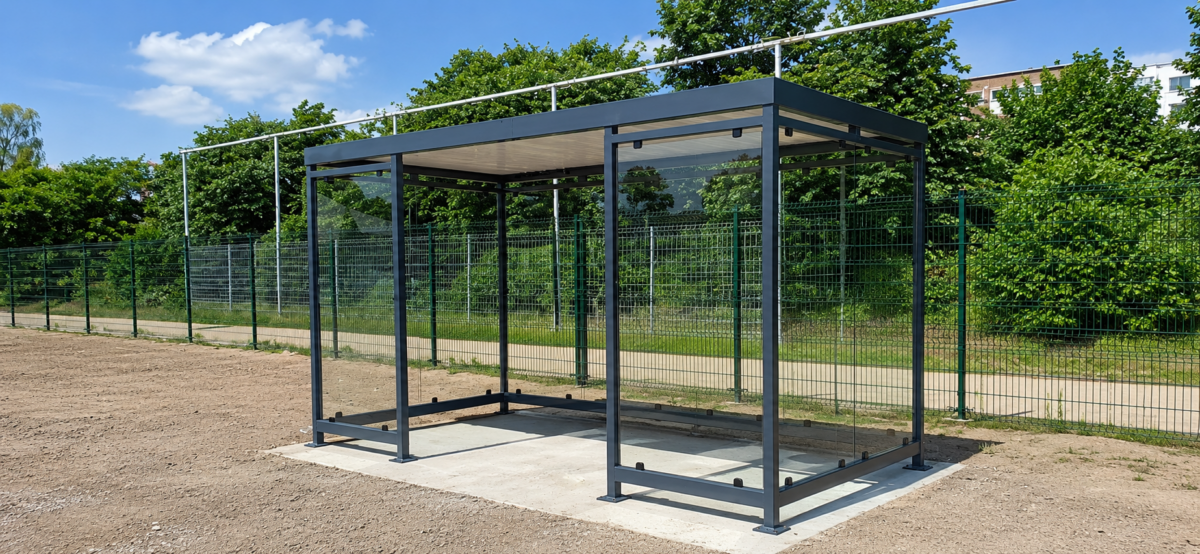Rookruimtes voor buiten gerealiseerd met twee Myla rookoverkappingen bij Veerkracht in IJsselstein 1 Rookoverkapping Myla 4 x 2 meter als rookruimte buiten bij Veerkracht in IJsselstein